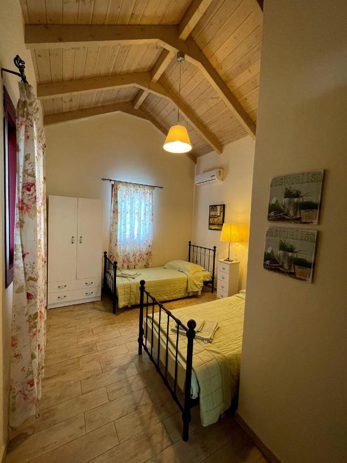 Villa Cottage Kantrillies Fokata Екстериор снимка